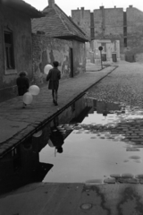 Hungary, Budapest VIII., a mára megszűnt Beniczky Lajos utca a Bókay János utca felé nézve., 1954, Kriss Géza, Budapest, kids, firewall, pavement, puddle, baloon, Fortepan #191796