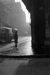 Magyarország, Budapest VIII., a Baross utca a mára megszűnt Beniczky Lajos utca torkolatától a Koszorú utca felé nézve., 1954, Kriss Géza, Budapest, járda, trolibusz, hirdetmény, Fortepan #191816