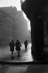 Magyarország, Budapest VIII., a Baross utca a mára megszűnt Beniczky Lajos utca torkolatától a Koszorú utca felé nézve., 1954, Kriss Géza, Budapest, háttal, járókelő, fény-árnyék, járda, Fortepan #191817