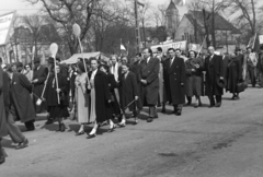 Magyarország, Városliget, Budapest XIV., Ajtósi Dürer sor, balra a egykori Közlekedésügyi Csarnok, jobbra a Hermina (Május 1.) út 19., a Ferences Mária Missziós Nővérek temploma., 1955, Kriss Géza, Budapest, felvonulás, kézben tartani, munkaverseny, Fortepan #191821