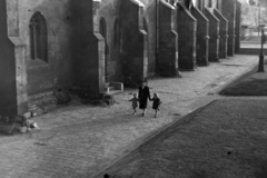 Magyarország, Budapest V., Március 15. tér, a Nagyboldogasszony Főplébánia-templom oldalfala., 1955, Kriss Géza, Budapest, anya, gyerekek, templom, kézenfogva, Fortepan #191822