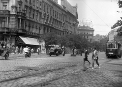 Magyarország, Budapest VIII.,Budapest VII., Nagykörút - Rákóczi út kereszteződése, balra az EMKE ház., 1929, Urbán gyűjtemény, forgalom, plakát, motorkerékpár, napernyő, járókelő, utcakép, életkép, jelzőlámpa, rendőr, villamos, hirdetőoszlop, automobil, rendőrdobogó, Budapest, viszonylatszám, Fortepan #19188