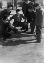 Hungary, Budapest VIII., Horváth Mihály tér, snúrozó fiúk. Háttérben a Horváth Mihály téri Gyakorló Általános Iskola (később Budapesti Fazekas Mihály Gyakorló Általános Iskola és Gimnázium)., 1955, Kriss Géza, Budapest, boys, waiting, Fortepan #191887