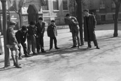 Hungary, Budapest VIII., Horváth Mihály tér, snúrozó fiúk. Háttérben a Horváth Mihály téri Gyakorló Általános Iskola (később Budapesti Fazekas Mihály Gyakorló Általános Iskola és Gimnázium)., 1955, Kriss Géza, Budapest, boys, Fortepan #191888