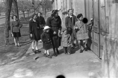 1955, Kriss Géza, mother, kids, gate, handle, Fortepan #191890