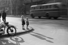 Magyarország, Budapest VIII., Baross utca, a mára megszűnt Beniczky Lajos utcánál, ma a Szigony utca házaihoz lehet bejutni. Szemben a háttérben a Vasas köz., 1956, Kriss Géza, Budapest, Best of, autóbusz, kisfiú, kislány, gyerekek, motorkerékpár, várakozás, fény-árnyék, járda, Fortepan #191919