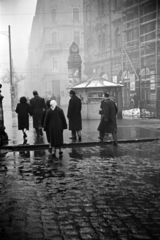 Hungary, Budapest VIII., József körút az Üllői út irányába nézve, szemben a Baross utca kereszteződése., 1957, Kriss Géza, Budapest, public clock, puddle, Fortepan #191941