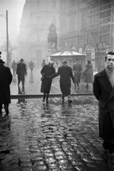 Hungary, Budapest VIII., József körút az Üllői út irányába nézve, szemben a Baross utca kereszteződése., 1957, Kriss Géza, Budapest, public clock, puddle, pedestrian, Fortepan #191942