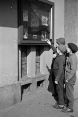 Hungary, Budapest VIII., a felvétel a mára megszűnt Beniczky Lajos utca 3-5. számú házban lévő Otthon mozi előtt készült, 1957, Kriss Géza, Budapest, boys, point a finger, movie schedule, Fortepan #191944