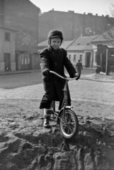 Hungary, Budapest VIII., a Bókay János utca a mára megszűnt Beniczky Lajos utca és a Losonci köz találkozásánál, a Práter utca felé nézve., 1957, Kriss Géza, Budapest, kid, bicycle, cap, Fortepan #191945