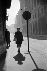 Hungary, Budapest VIII., a mára megszűnt Beniczky Lajos utca, ma a Szigony utca házaihoz lehet bejutni, a Baross utca saroktól nézve., 1957, Kriss Géza, Budapest, lady, pavement, Fortepan #191946