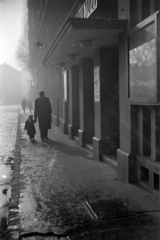 Hungary, Budapest VIII., a mára megszűnt Beniczky Lajos utca a Bókay János utca felé nézve. Jobbra a 3-5. számú házban az Otthon mozi., 1957, Kriss Géza, Budapest, fog, pavement, hold hands, Fortepan #191951