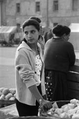 Hungary, Győr, Dunakapu téri piac, háttérben a Teleki László (Gorkij) utca sarkán álló ház., 1966, Kriss Géza, market, Fortepan #191957