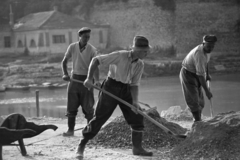 Hungary, Győr, a Rába-part kövezése az uszoda területén. Túlparton a Kastély-bástya előtte a Pedagógus csónakház, 1966, Kriss Géza, Fortepan #191965