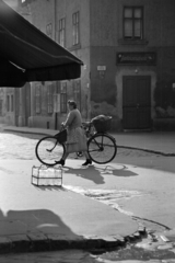 Hungary, Győr, Halászcsárda az Apáca (Rózsa Ferenc) utca - Kenyér köz sarkon. A tejesüvegek a Kreszta-ház előtt vannak., 1966, Kriss Géza, bicycle, Fortepan #191966