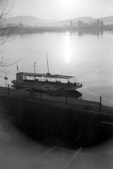 Magyarország, Budapest IV., Üdülő sor, az Újpest-Megyer és Pünkösdfürdő közötti átkelőhajó kikötője a Tungsram strand területéről nézve., 1958, Kriss Géza, Budapest, látkép, Fortepan #191972