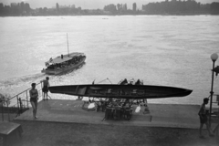 Magyarország, Budapest IV., Üdülő sor, előtérben a Tungsram strand területén lévő csónakház csónakszállítója. A Dunán az Újpest-Megyer és Pünkösdfürdő közötti átkelőhajó., 1958, Kriss Géza, Budapest, látkép, Fortepan #191994