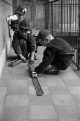 Magyarország, Budapest VIII., a felvétel a Beniczky Lajos utca 3–5. számú házban készült., 1958, Kriss Géza, Budapest, gang, játékautó, Fortepan #192000