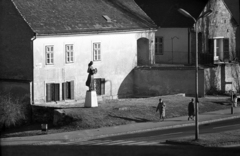 Magyarország, Tabán, Budapest I., Apród utca, a Virág Benedek ház előtt Pátzay Pál 1971-ben Virág Benedek emlékére alkotott szobra., 1972, Kriss Géza, Budapest, Fortepan #192047