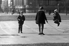 Magyarország, Budapest XIV., Hősök tere - Dózsa György út sarok a Szépművészeti Múzeum felöl nézve, szemben balra a Lendvay utca torkolata., 1978, Kriss Géza, Budapest, Fortepan #192070