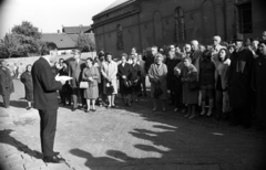 Magyarország, Óbuda, Budapest III., Korona (Dugovics Titusz) tér a Krúdy-ház (később a Magyar Kereskedelmi és Vendéglátóipari Múzeum épülete) előtt, ünnepség az író halálának 40. évfordulója alkalmából., 1973, Kriss Géza, Budapest, Fortepan #192124