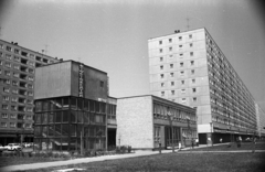 Magyarország, Óbuda, Budapest III., Szentendrei út 2., a Gyógyszertár és a körzeti orvosi rendelő épülete., 1973, Kriss Géza, Budapest, Fortepan #192144