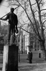 Magyarország, Budapest V., Kossuth Lajos tér a Földművelésügyi Minisztérium épületétől nézve. Előtérben a Kaszás férfi című szobor (Somogyi Árpád, 1958.), háttérben a Parlament., 1978, Kriss Géza, Budapest, Fortepan #192233