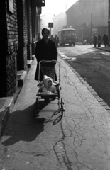 Magyarország, Budapest VIII., a Nagy Templom utca az Üllői út irányába nézve, háttérben Práter utca kereszteződése., 1978, Kriss Géza, babakocsi, Budapest, Fortepan #192234