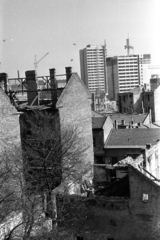 Magyarország, Budapest VIII., a mai Losonci tér körüli bontási terület, szemben az építés alatt álló Práter utcai toronyházak., 1973, Kriss Géza, tűzfal, Budapest, fedélszék, Fortepan #192243