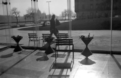 Magyarország, Budapest II., Margit híd budai hídfő, a HÉV megálló utascsarnoka a Bem rakpart felé nézve. Háttérben a Parlament., 1979, Kriss Géza, Budapest, Fortepan #192332