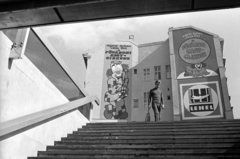 Magyarország, Budapest VIII., Kálvin tér, a Baross utca - Üllői út közötti tűzfal az aluljáróból nézve., 1977, Kriss Géza, Budapest, tűzfal, plakát, reklám, Lehel-márka, cirkusz, Fortepan #192382