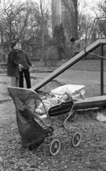 Magyarország, Budapest VIII., Orczy kert (Asztalos János Ifjúsági Park), háttérben a SOTE (később Semmelweis Egyetem) Elméleti Tömbje., 1979, Kriss Géza, babakocsi, Budapest, Fortepan #192399