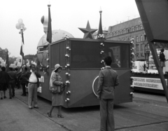 Magyarország, Budapest XIV.,Budapest VII., Ötvenhatosok tere (Felvonulási tér), május 1-i felvonulás, háttérben a Dózsa György út épületei., 1975, Kriss Géza, Budapest, Fortepan #192404