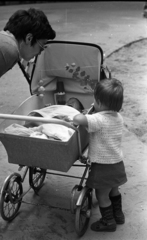 Hungary, Budapest XIV., játszótér., 1978, Kriss Géza, baby carriage, Budapest, Fortepan #192415