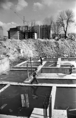 Hungary, Budapest VIII., előtérben a Losonci tér 5. számú ház alapozása, balra a háttérben Baross utcai házak építkezése, jobbra a háttérben az Illés utca., 1976, Kriss Géza, Budapest, Fortepan #192445