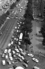 Franciaország, Párizs, látkép a Diadalívről, előtérben a Place Charles de Gaulle (Place de l'Étoile), szemben az Avenue des Champs-Élysées., 1979, Kriss Géza, Fortepan #192476