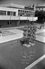 Magyarország, Debrecen, Petőfi tér az Erzsébet utca felé nézve, előtérben a Vasbokor című szobor (Váró Márton, 1975.)., 1980, Kriss Géza, Fortepan #192529