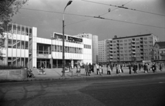 Magyarország, Óbuda, Budapest III., Flórián tér a Kórház utca felé nézve, balra a Flórián üzletközpont., 1980, Kriss Géza, Budapest, Fortepan #192538