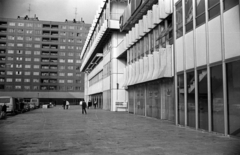 Magyarország, Óbuda, Budapest III., Flórián tér a Kórház utca felé nézve, jobbra a Flórián üzletközpont., 1980, Kriss Géza, Budapest, Fortepan #192541