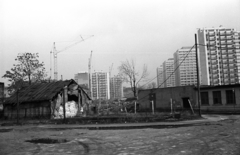 Hungary, Budapest VIII., a mai Szigony utca az Illés utca megmaradt házai felé nézve. Szemben a Baross utca - Losonci tér között épülnek a panelházak, jobbra a tér és a Práter utca közötti épületek látszanak., 1976, Kriss Géza, Budapest, Fortepan #192549