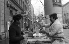 Magyarország, Budapest IX., Üllői út, halárusítás a 85. számú házban működő Hús-hentesáru bolt előtt., 1980, Kriss Géza, Budapest, mérleg, hal, órás, hirdetőoszlop, Fortepan #192608