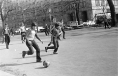 Magyarország, Budapest V., Erzsébet (Engels) tér, háttérben a Budapesti Rendőr-főkapitányság épülete., 1981, Kriss Géza, Budapest, labdarúgás, Fortepan #192621