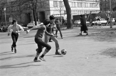 Magyarország, Budapest V., Erzsébet (Engels) tér, háttérben a Budapesti Rendőr-főkapitányság épülete., 1981, Kriss Géza, Budapest, labdarúgás, Fortepan #192622