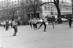 Magyarország, Budapest V., Erzsébet (Engels) tér, háttérben a Budapesti Rendőr-főkapitányság épülete., 1981, Kriss Géza, Budapest, labdarúgás, Fortepan #192623