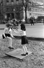 Magyarország, Budapest V., Erzsébet (Engels) tér, háttérben a Budapesti Rendőr-főkapitányság épülete., 1981, Kriss Géza, Budapest, úttörő, játék, ugrás, Fortepan #192624