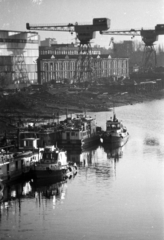 Magyarország, Budapest XIII., az Újpesti-öböl az Újpesti vasúti hídról nézve. Balra a Magyar Hajó- és Darugyár Angyalföldi Gyáregysége., 1982, Kriss Géza, Budapest, Fortepan #192678