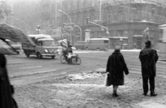 Magyarország, Budapest VIII., Baross utca - József körút kereszteződés., 1982, Kriss Géza, Barkas-márka, Zuk-márka, Budapest, tricikli, Fortepan #192713