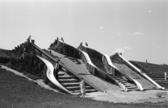 Magyarország, Budapest III., Óbudai-sziget, Május 9. park, csúszdadomb., 1983, Kriss Géza, Budapest, Fortepan #192732