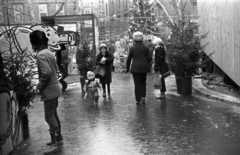 Magyarország, Budapest V., Vörösmarty tér, mesefigurákat ábrázoló paravánok a Váci utcai Aranykapu karácsonyi ajándékvásár idején., 1981, Kriss Géza, Budapest, Fortepan #192742