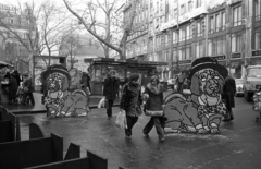 Magyarország, Budapest V., Vörösmarty tér, mesefigurákat ábrázoló paravánok a Váci utcai Aranykapu karácsonyi ajándékvásár idején., 1981, Kriss Géza, Budapest, Fortepan #192745